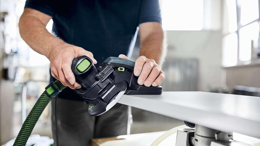 Le ponçage avec la ponceuse de chants portative