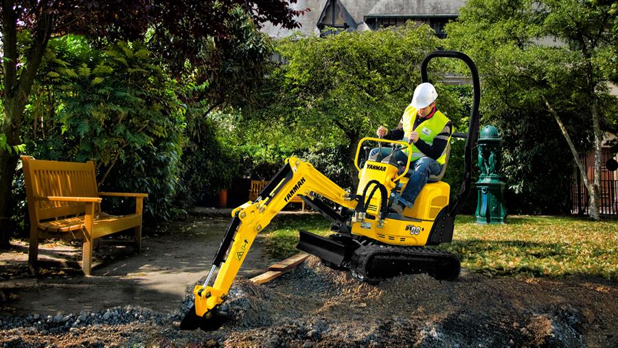 DU TERRASSEMENT MÊME DANS LES PLUS PETITS JARDINS AVEC LA SV08 DE YANMAR