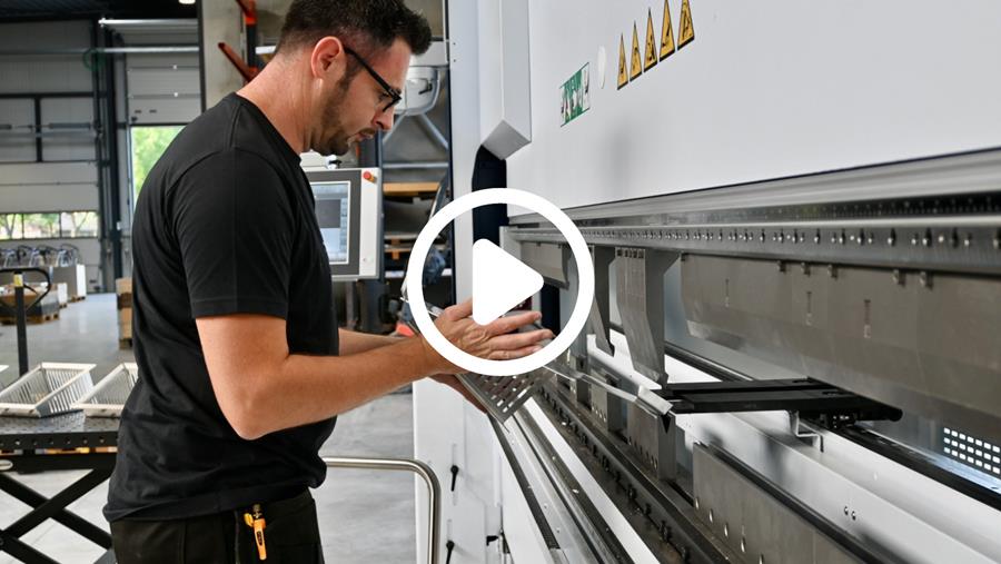 UN BANC DE PLIAGE ET UNE MACHINE DE DÉCOUPE LASER POUR UN COMPLÉMENT D'ACTIVITÉ