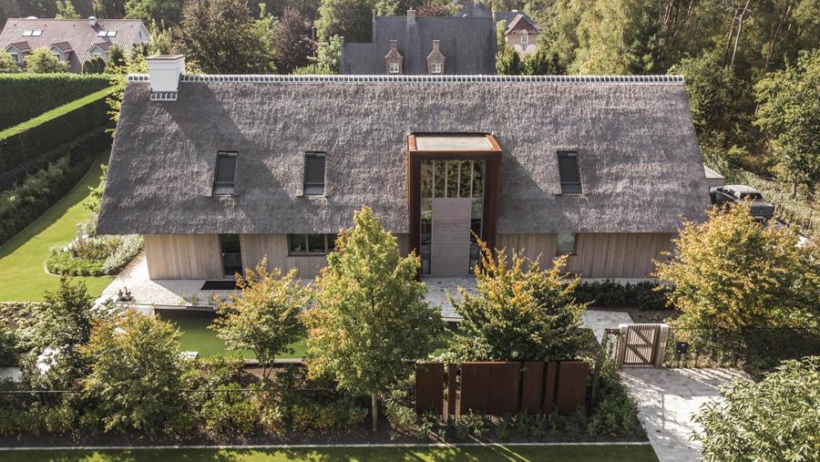 Une maison construite dans une grange avec des matériaux renouvelables