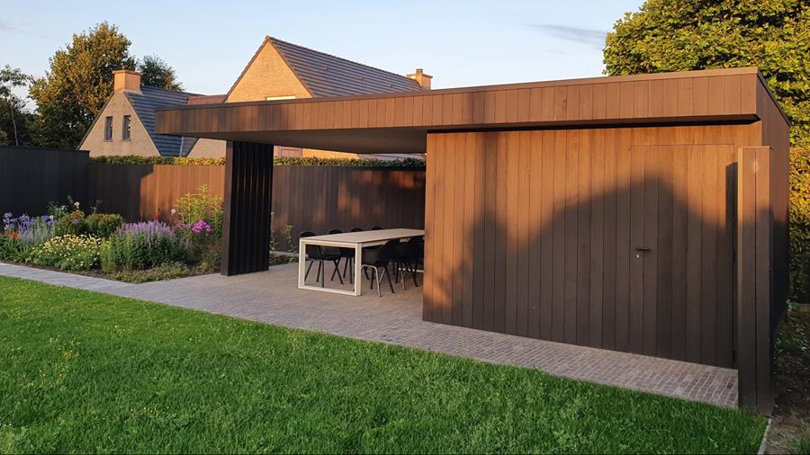 Un jardin élégant grâce à du bois noir