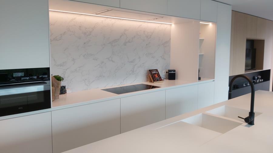 Ver-di Interieurbouw livre un îlot de cuisine en Solid Surface