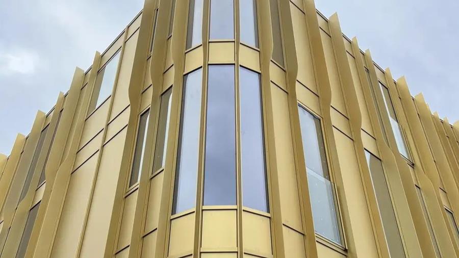 Détails suggestifs sur la façade dorée