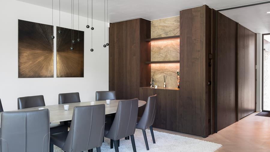 Intérieur chaleureux grâce au placage en noyer foncé