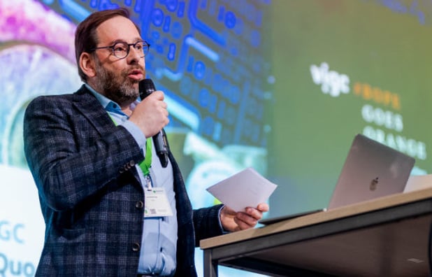 Print in the Digital Age! Riding the Waves of Innovation.