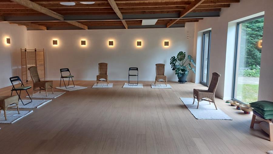Serene yogastudio vormt eenheid met de natuur
