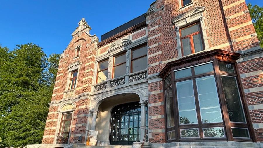 Oud en nieuw schrijnwerk niet te onderscheiden bij renovatie kasteel