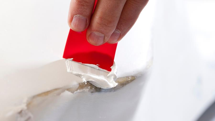 Réparer des dégâts sur du plastique et du métal