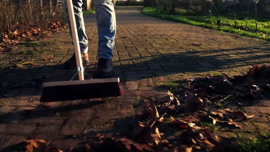 AVR Tools lance deux nouveaux balais de rue ergonomiques