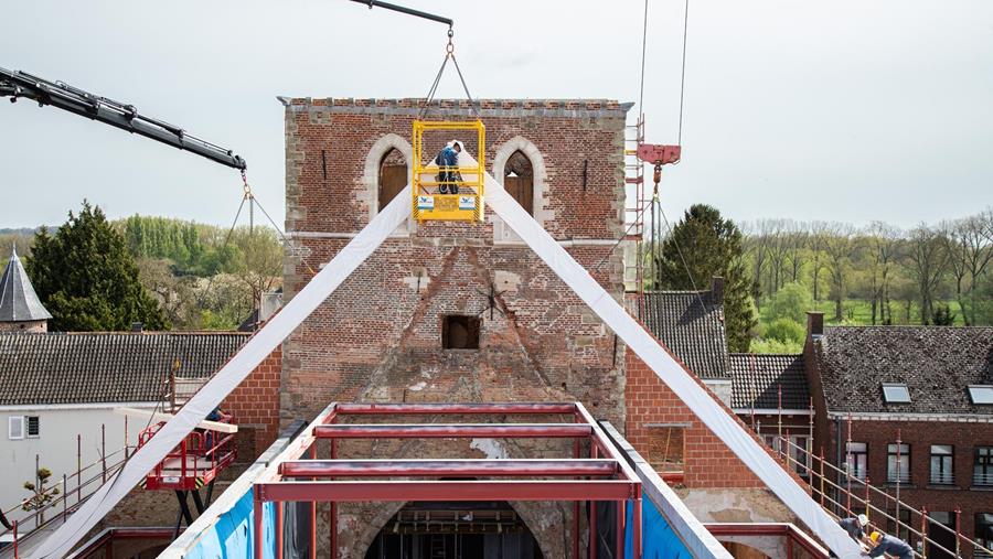 Du bois pour restaurer la grandeur de l'église de Galmaarden