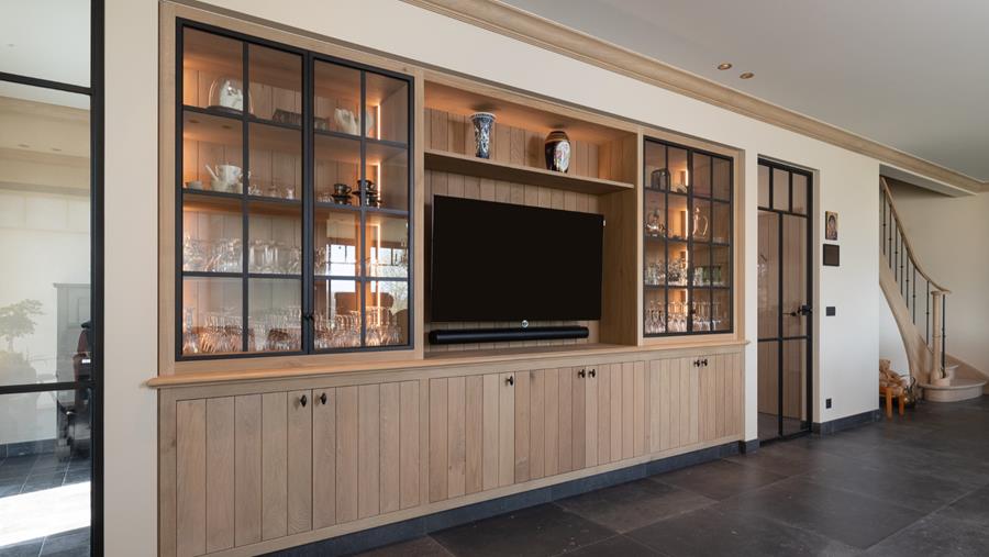 Massief eiken wandmeubel met verouderde charme