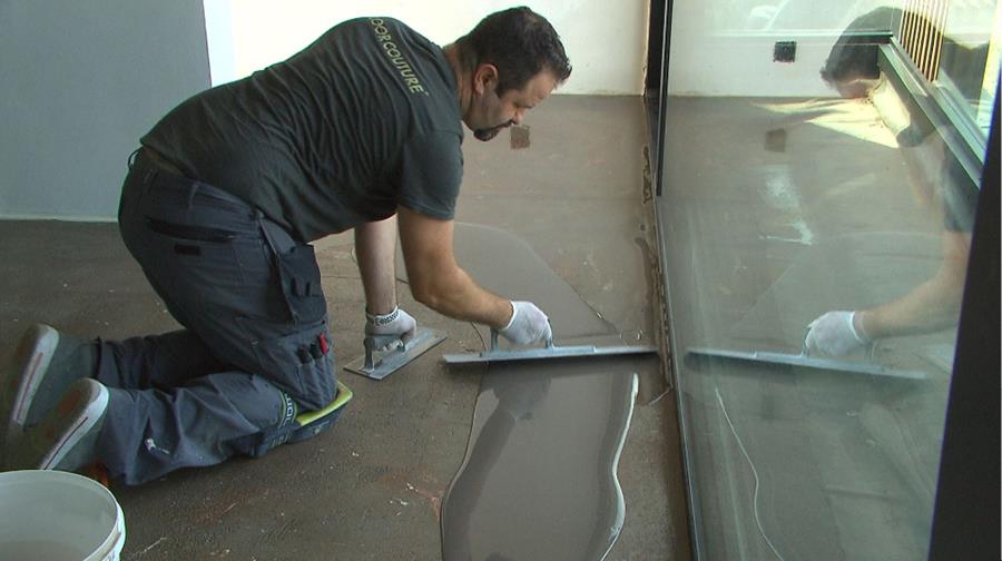 COMMENT POSER UN SOL COULE POLYURETHANE