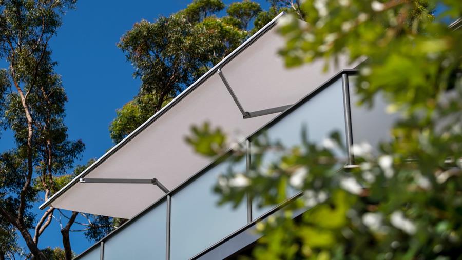 Nu de zomers warmer worden, wordt buitenzonwering een comfortreflex in huis