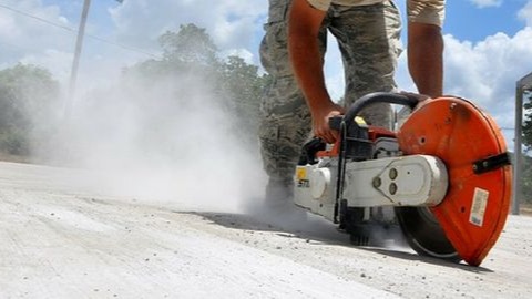 WERKEN AAN HET GEBOUW